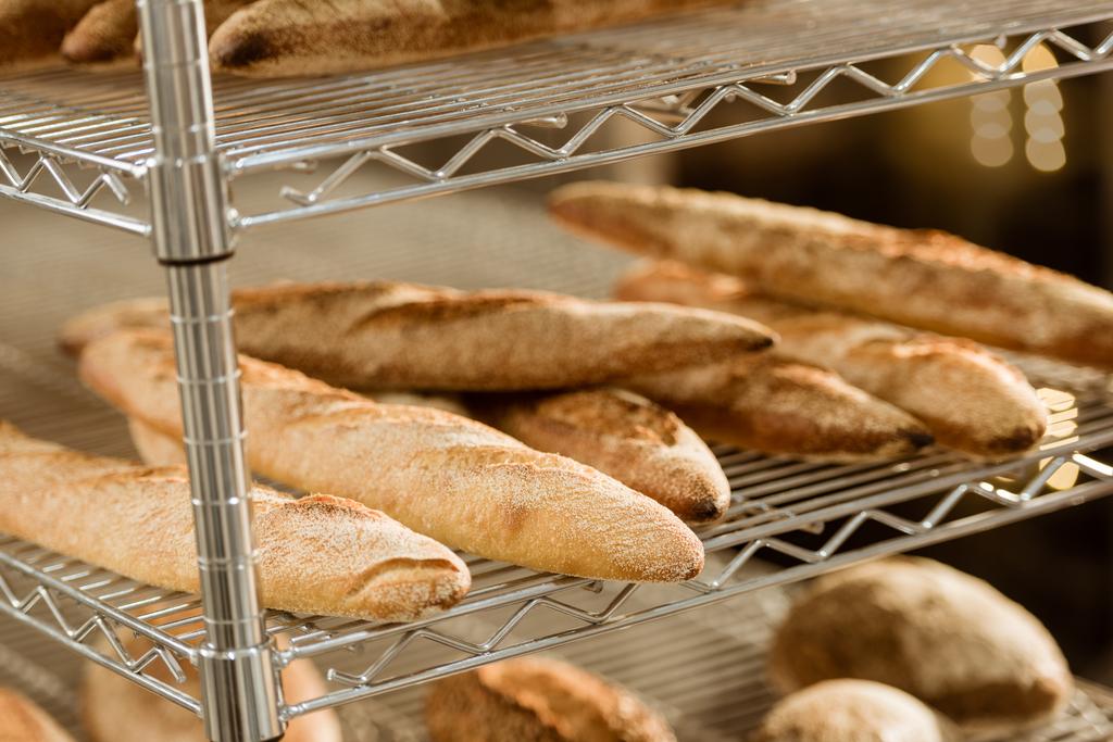 étagères avec du pain fraîchement cuit sur la fabrication de cuisson
 - Photo, image