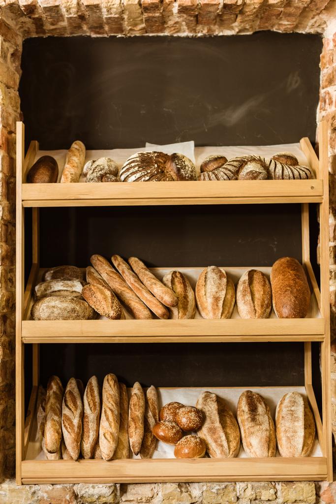 arious venkovských chleba na policích na pečivo uchovávat - Fotografie, Obrázek