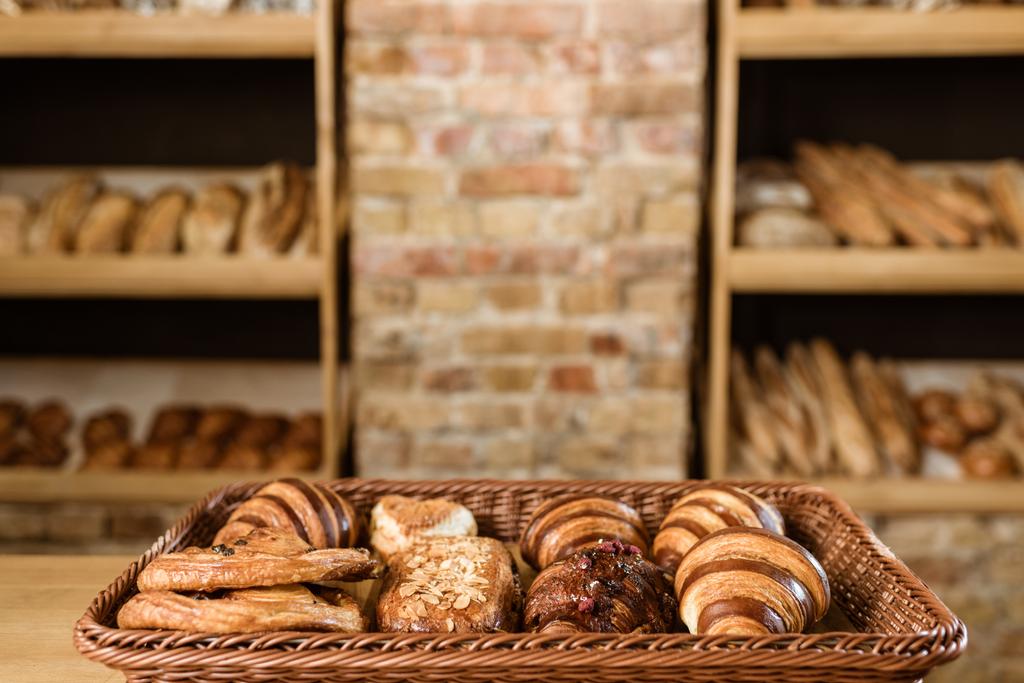 vários croissants na cesta na exposição da loja de pastelaria
 - Foto, Imagem