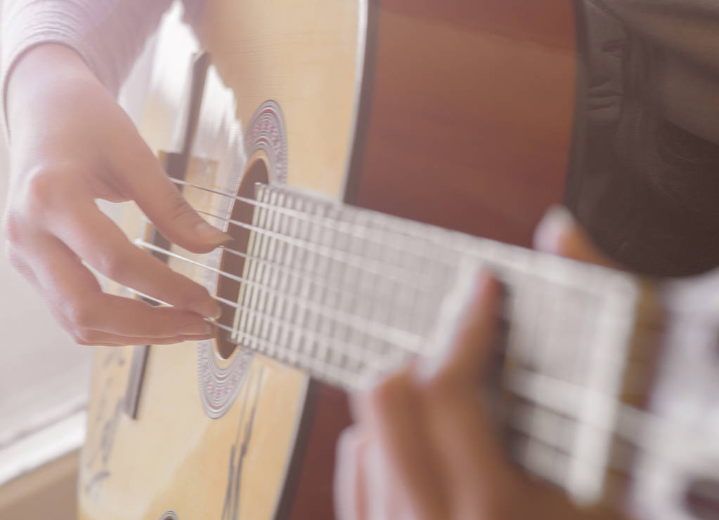 Женские руки играют на акустической гитаре, крупным планом
 - Фото, изображение