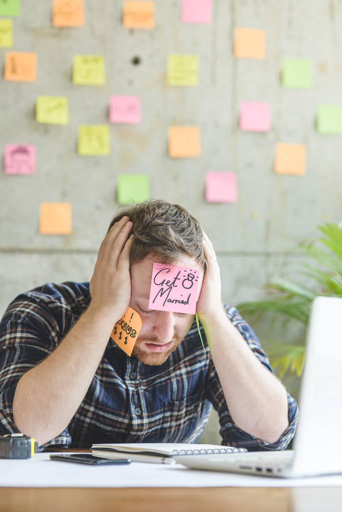 Hombre estresado con mensaje en notas adhesivas sobre su cara en offic
 - Foto, Imagen
