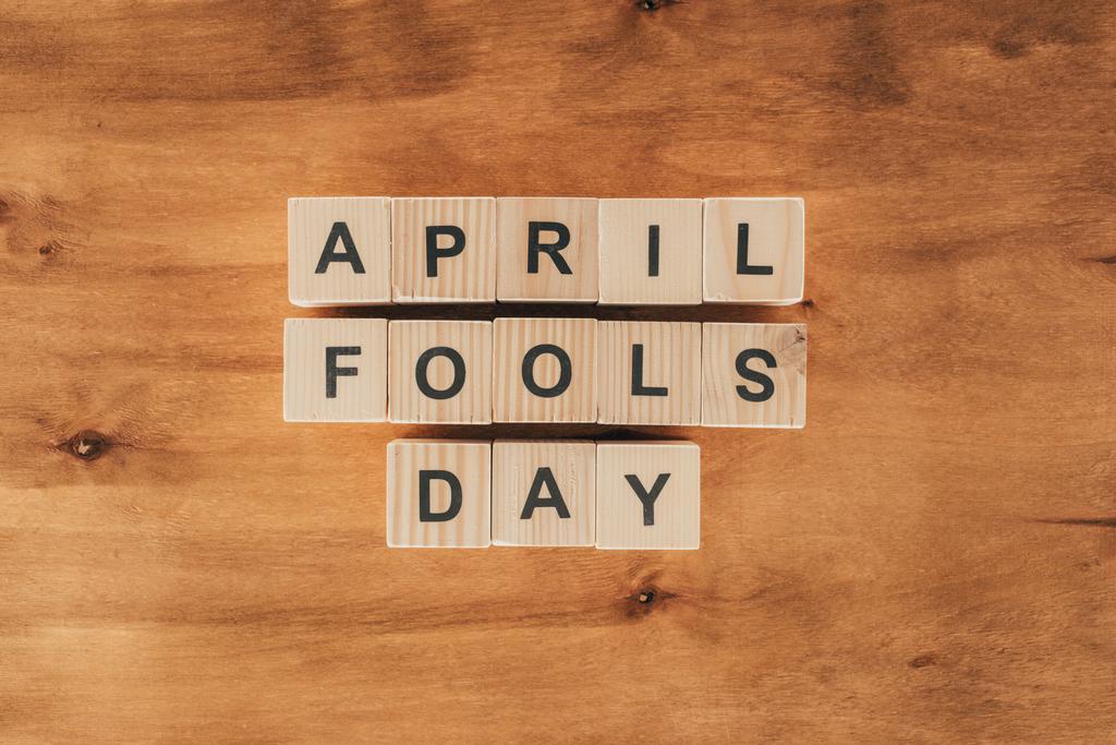 Üstten Görünüm Nisan ayında görücü usulü ahşap küpler gün yazı ahşap masa üstü, 1 Nisan tatil kavramı aptallar - Fotoğraf, Görsel