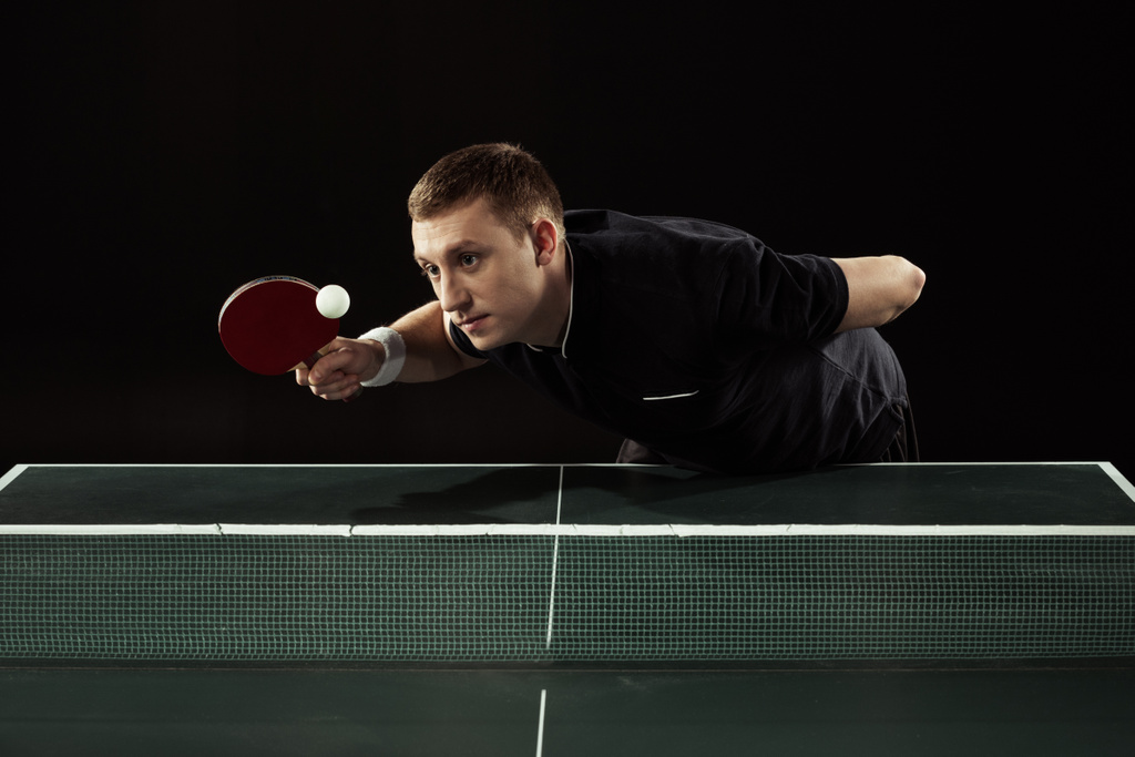 tennista in uniforme giocare a ping pong isolato su nero
 - Foto, immagini