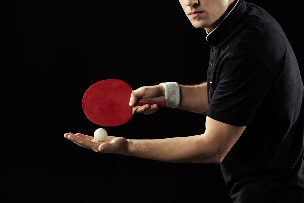 tiro cortado de tenista com bola de tênis e raquete em mãos isoladas em preto
 - Foto, Imagem