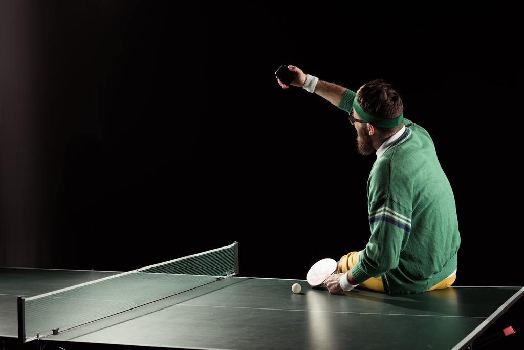 jogador de tênis tirar selfie no smartphone na mesa de tênis isolado em preto
 - Foto, Imagem