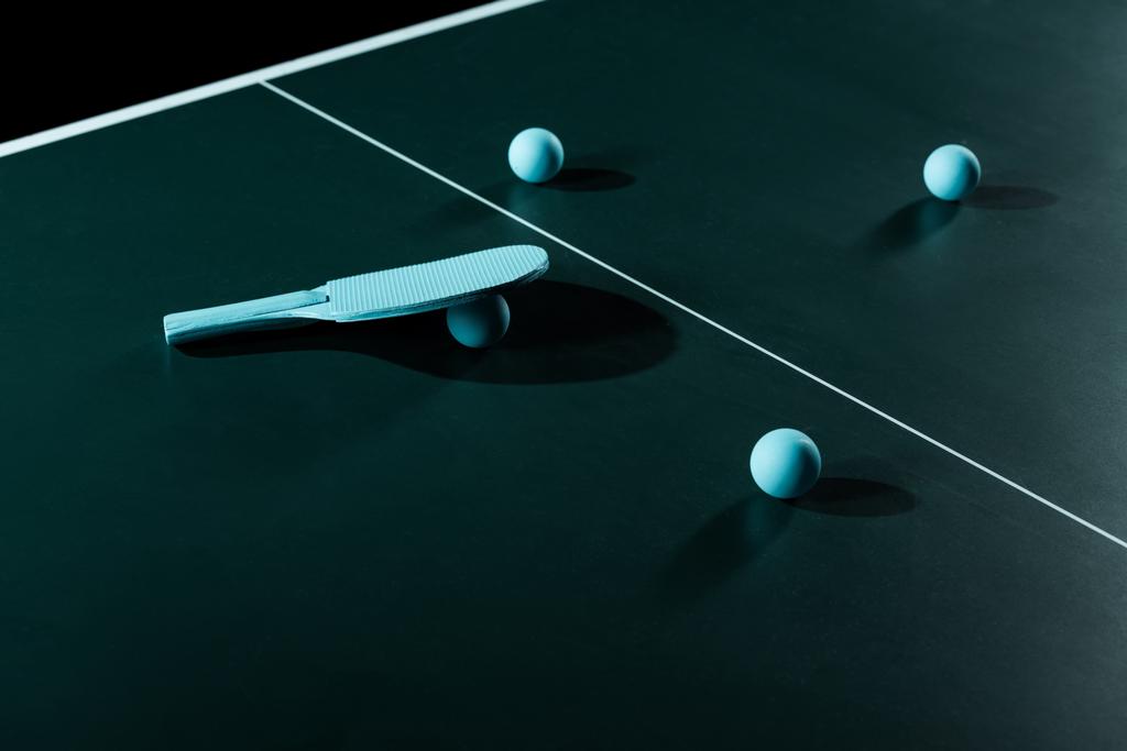 vista de perto de raquete de tênis azul e bolas na mesa de tênis
 - Foto, Imagem
