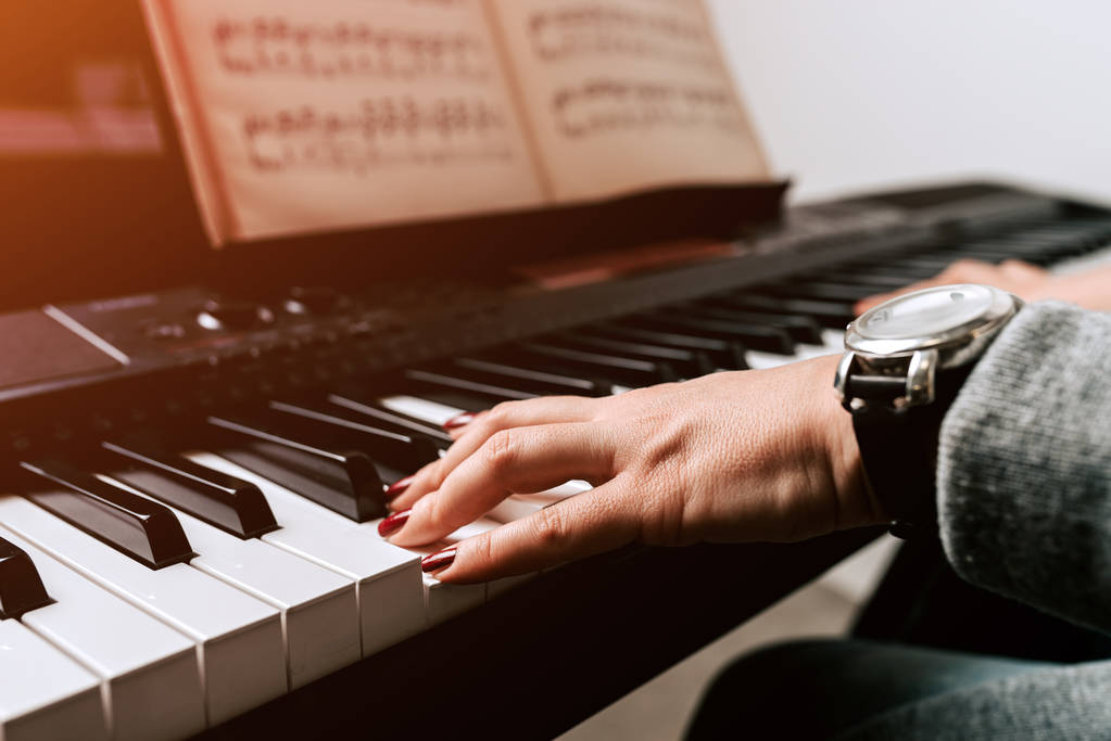 Εξάσκηση πιάνο παίζοντας μουσική από παρτιτούρα για το συνθέτη. - Φωτογραφία, εικόνα