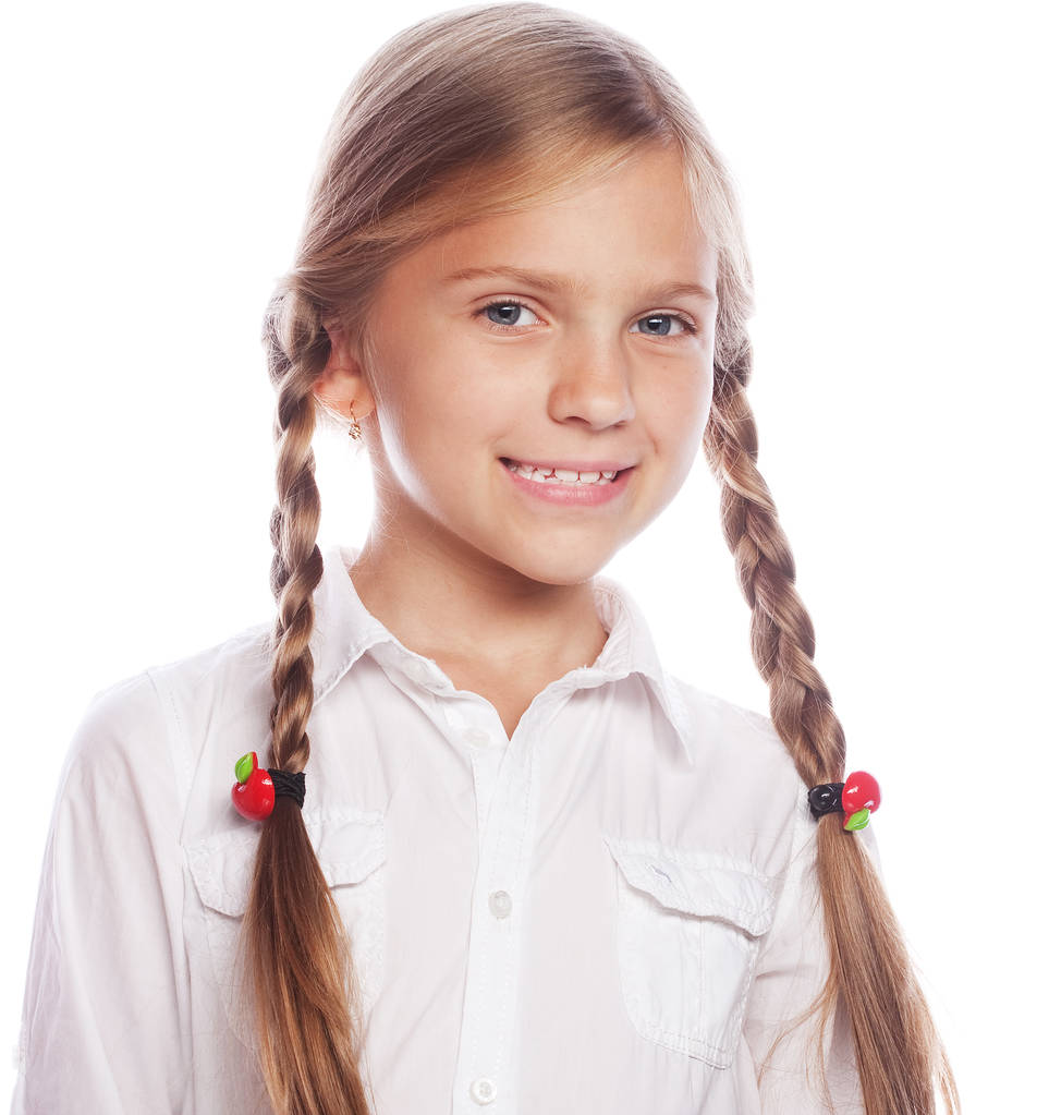 Χαριτωμένο ξανθό κορίτσι με κοτσίδες χαμογελώντας απομονώνονται σε λευκό backgro - Φωτογραφία, εικόνα