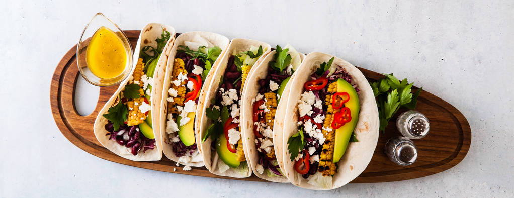 Vegetáriánus snack taco-val, grillezett zöldségekkel, avokádó, feta ch - Fotó, kép