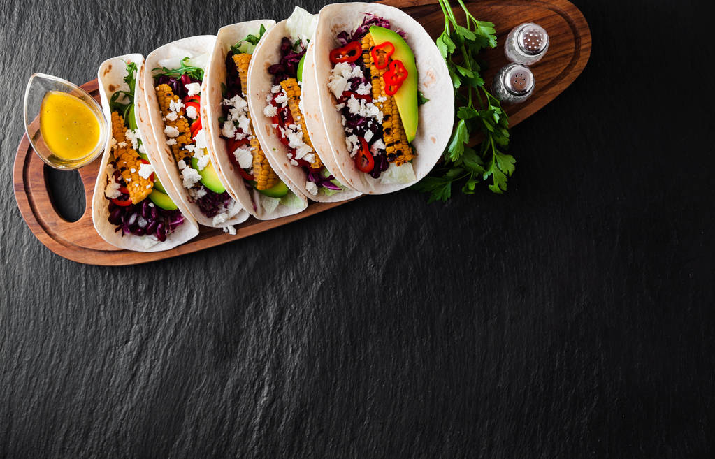 Χορτοφαγικό σνακ tacos με ψητά λαχανικά, αβοκάντο, φέτα ch - Φωτογραφία, εικόνα
