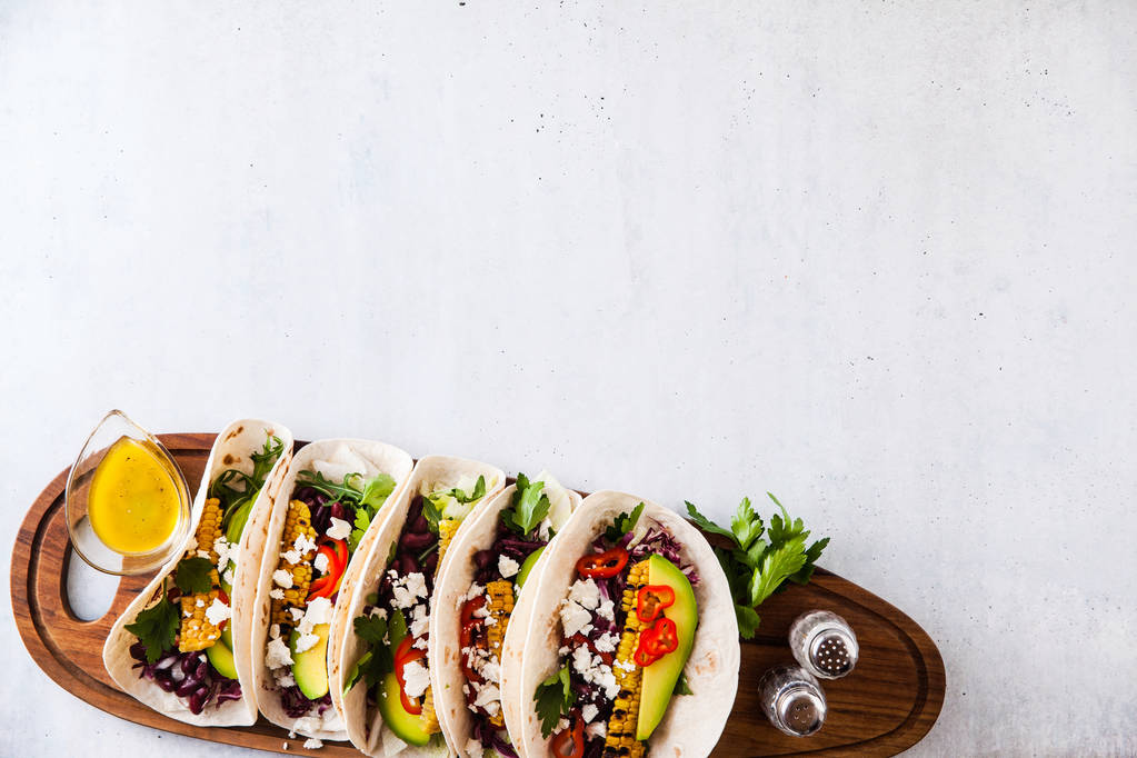 Μεξικάνικα τάκος με αβοκάντο, καλαμπόκι στη σχάρα, κόκκινο λάχανο λαχανοσαλάτα και c - Φωτογραφία, εικόνα