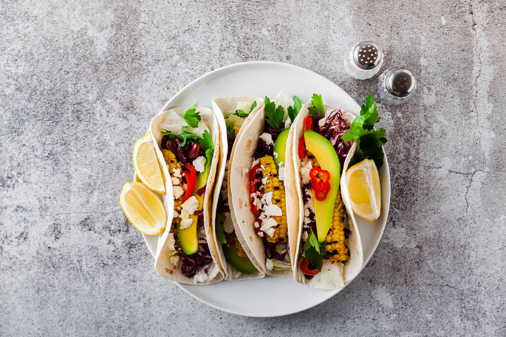 vegetarische Snack-Tacos mit gegrilltem Gemüse, Avocado, Feta - Foto, Bild