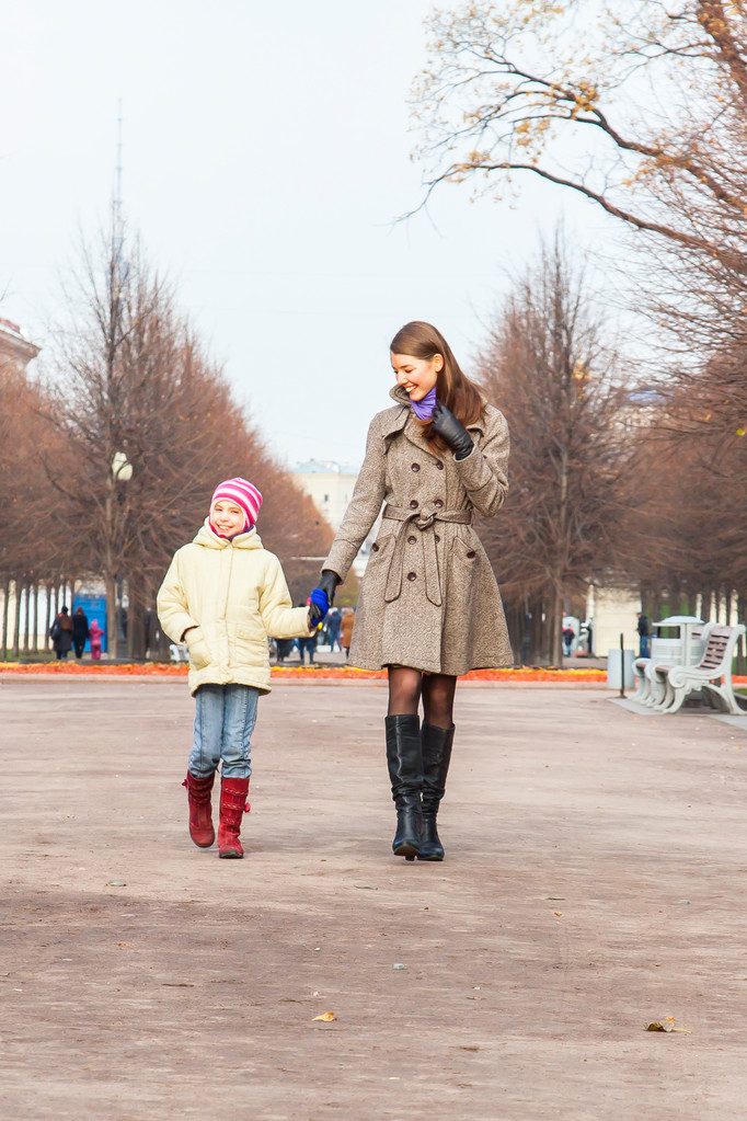 madre e hija caminando en el parque - Foto, imagen
