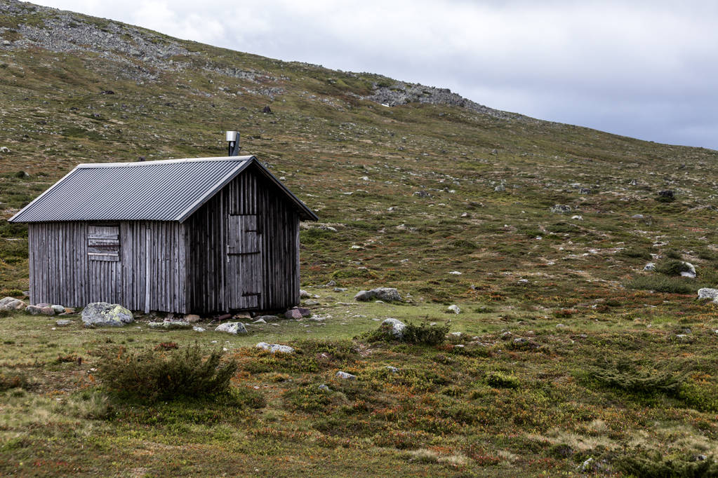 Kis faház, a környező hegyek - Fotó, kép