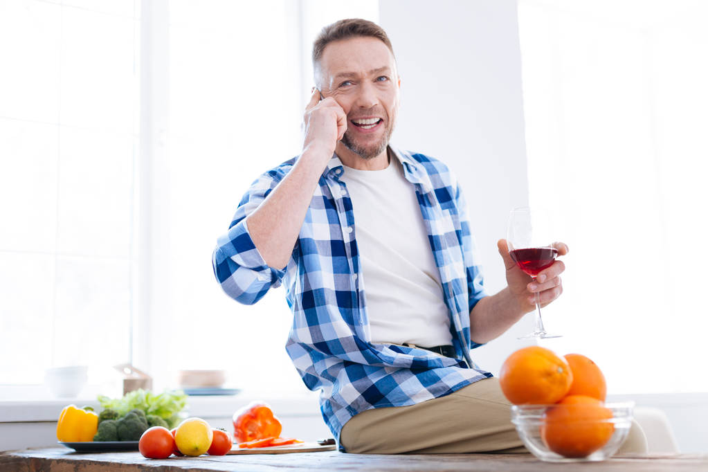 Energikus boldog ember beszél telefonon - Fotó, kép
