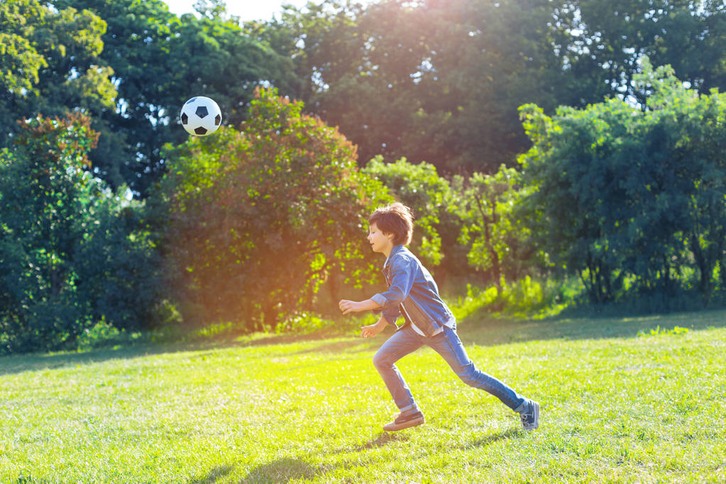 Aktivní teen chlapec hrál fotbal venku - Fotografie, Obrázek