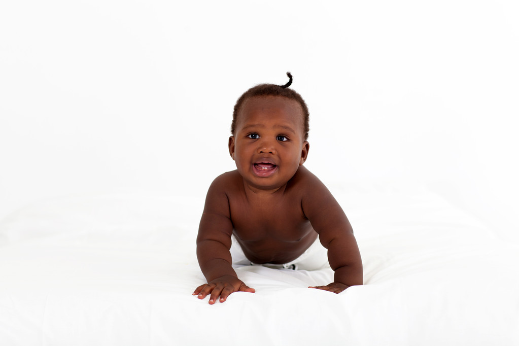 χαριτωμένο μωρό αφρικανική αμερικανική αγόρι στο κρεβάτι - Φωτογραφία, εικόνα