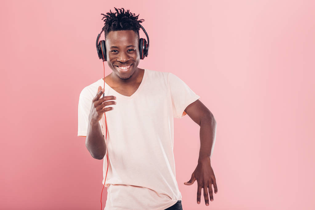 Hombre afroamericano con auriculares escuchando música
 - Foto, imagen
