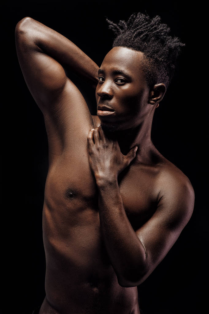 retrato de homem afro-americano sobre fundo preto
 - Foto, Imagem