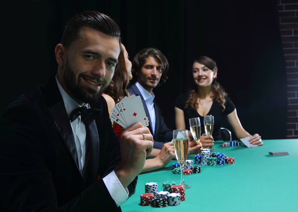Pohledný muž hrát v kasinu - Fotografie, Obrázek