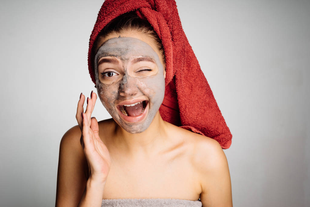 Szczęśliwa kobieta po prysznicem umieścić maski na twarzy - Zdjęcie, obraz