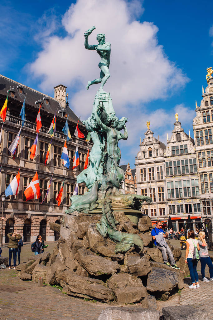 Lonca Binası. Antwerp 'in ana ilgi odağı ve aynı zamanda merkezinde Brabo Çeşmesi olan Grote Markt' ın merkez bölgesi. - Fotoğraf, Görsel