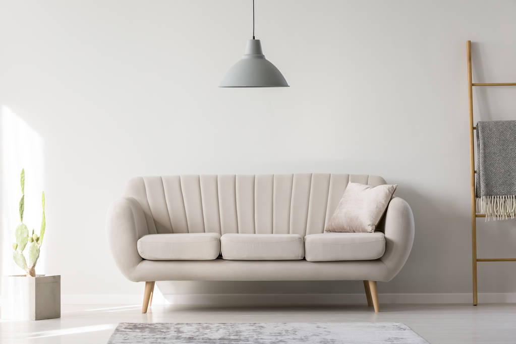 Lampe hängt über Couch - Foto, Bild