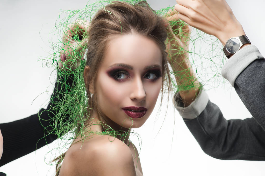 Kaunis nuori tyttö morsian yllään vihreä ruoho tyyppi huntu mesh
 - Valokuva, kuva