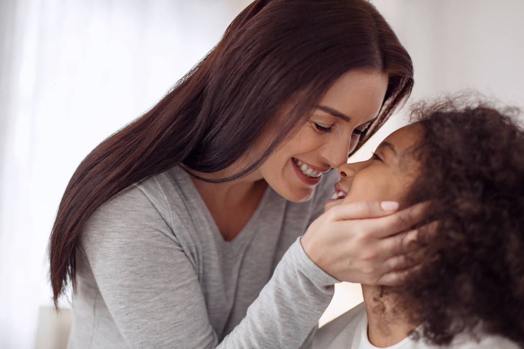 Madre inspirada besando a su hijita
 - Foto, imagen