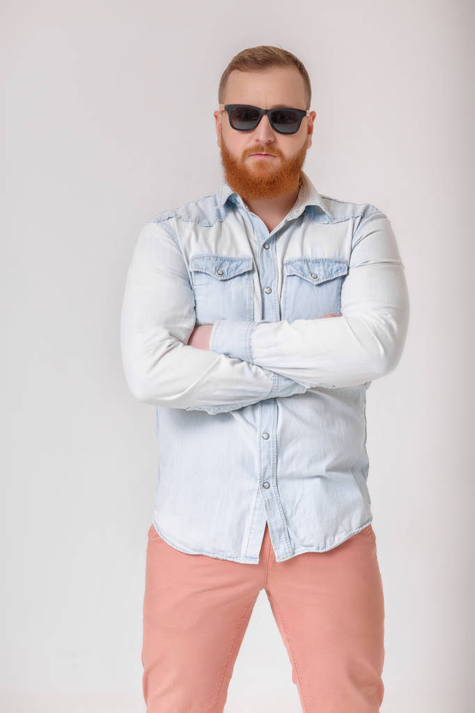 sakallı adam güneş gözlüğü ve kot gömlek - Fotoğraf, Görsel
