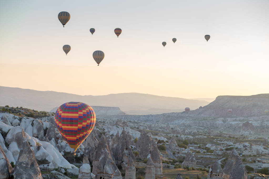 Balões de ar quente sobre a paisagem montanhosa na Capadócia, Goreme National Park, Turquia
. - Foto, Imagem