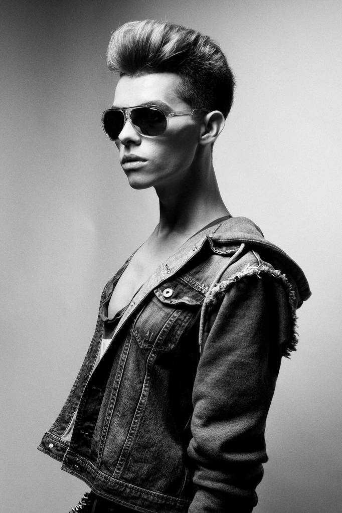 Bello giovane modello uomo con taglio di capelli moda e occhiali da sole
 - Foto, immagini