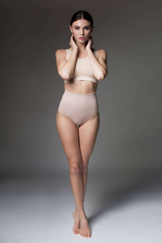 attraktive junge Frau posiert in enger Unterwäsche - Foto, Bild
