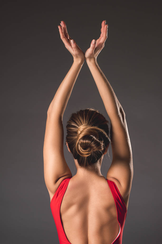 Mulher atlética erguendo os braços
 - Foto, Imagem