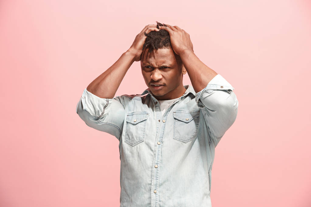 African American Man met hoofdpijn. Geïsoleerd op roze achtergrond. - Foto, afbeelding