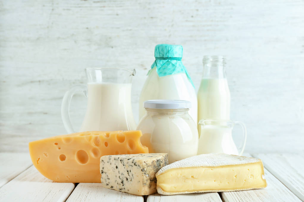 Tuoreet maitotuotteet pöydällä
 - Valokuva, kuva
