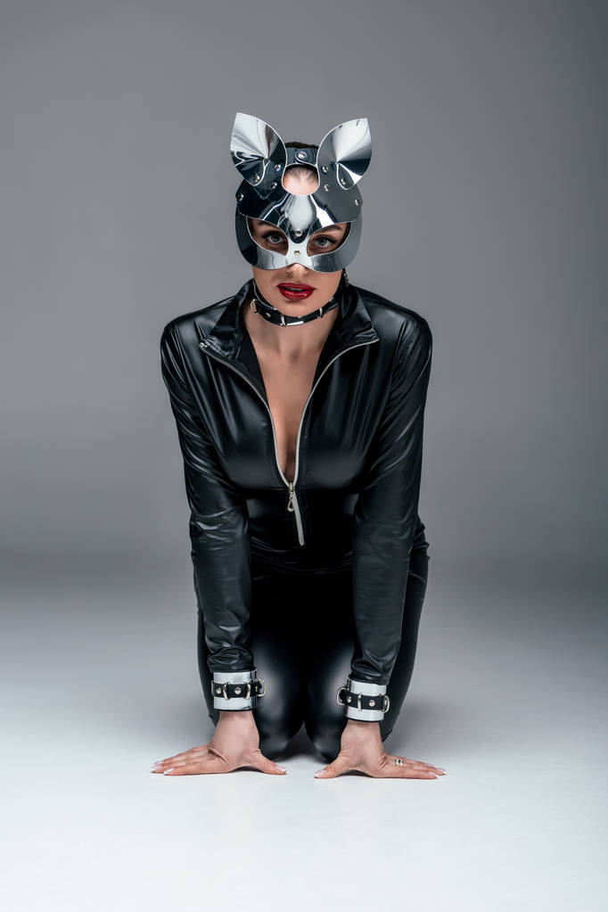 Sapık kadın seksi kostüm ve itaatkâr pozisyonda oturan maskesi - Fotoğraf, Görsel