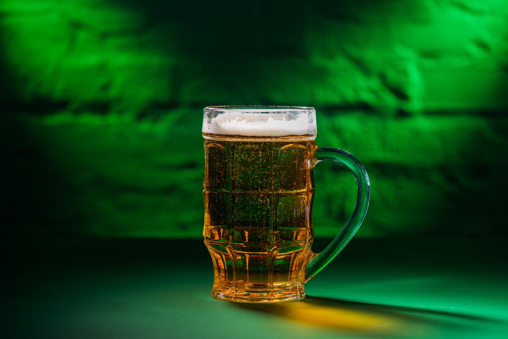 vue rapprochée de la bière froide en verre au feu vert
 - Photo, image