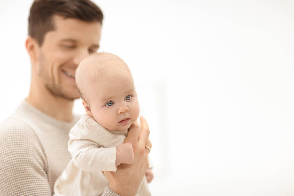 Jeune père avec bébé sur fond blanc
 - Photo, image