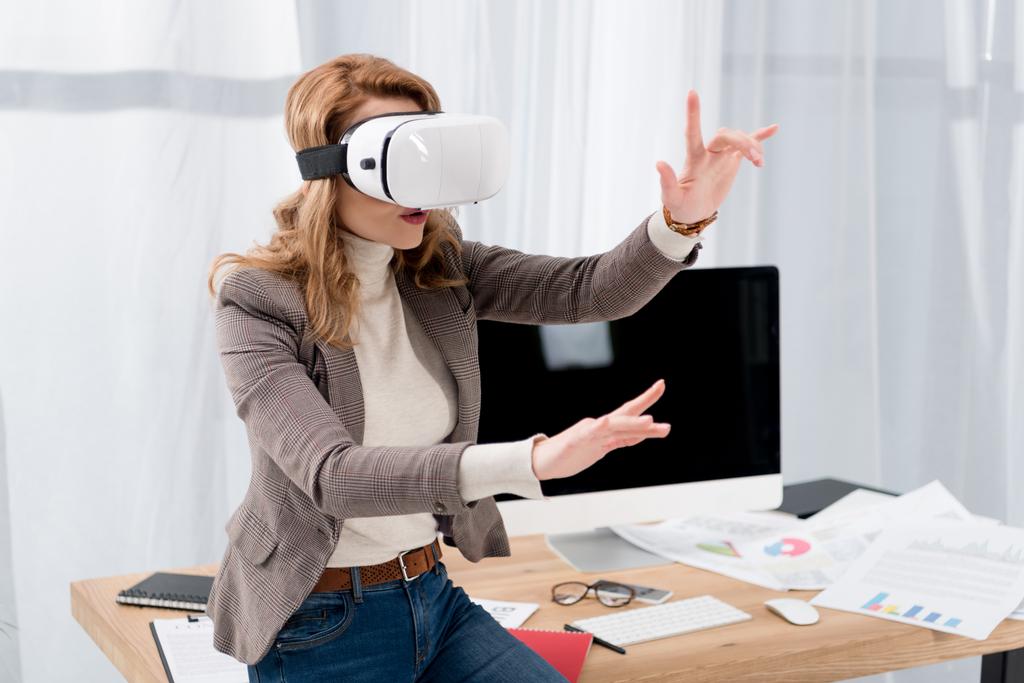 liikenainen virtuaalitodellisuus kuulokkeet työpaikalla toimistossa
 - Valokuva, kuva