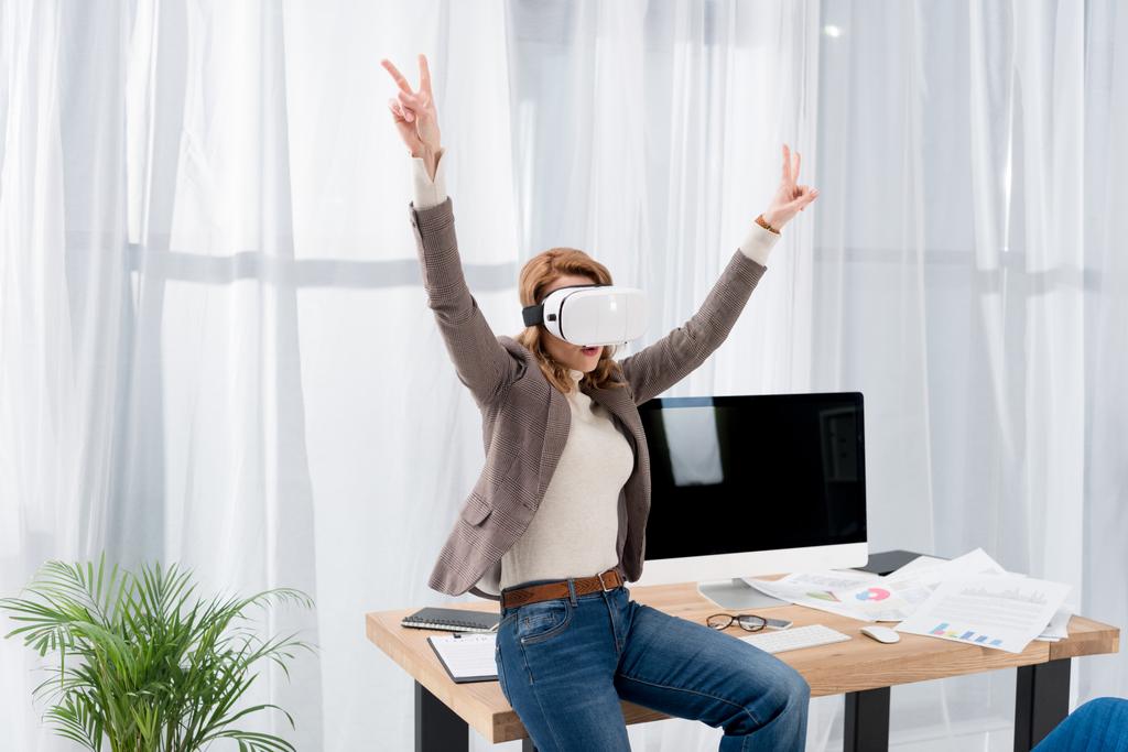 kobieta interesu w zestaw wirtualnej rzeczywistości, w miejscu pracy w biurze - Zdjęcie, obraz