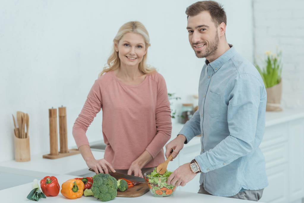 főzéshez saláta vacsora otthon családi portré - Fotó, kép