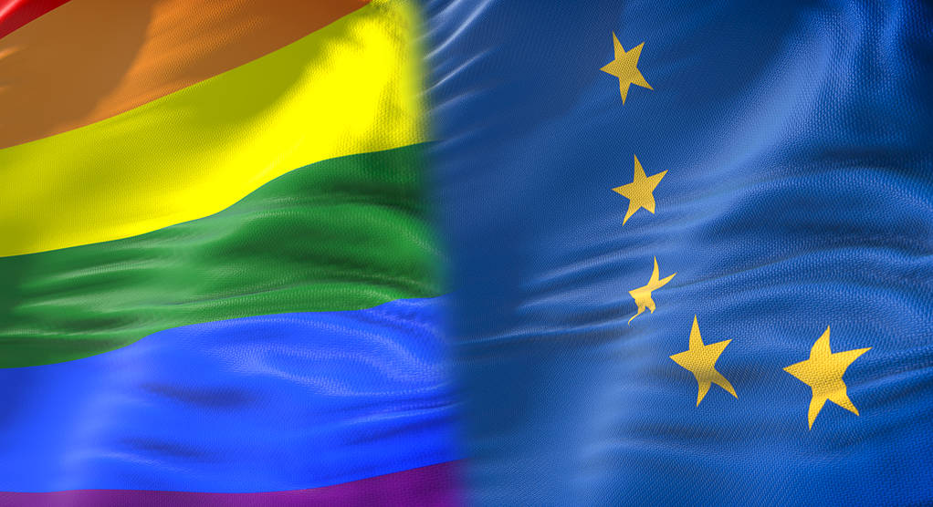 μισό κουνώντας πολύχρωμο gay pride σημαία ουράνιο τόξο και μισό Ευρωπαϊκό - Φωτογραφία, εικόνα