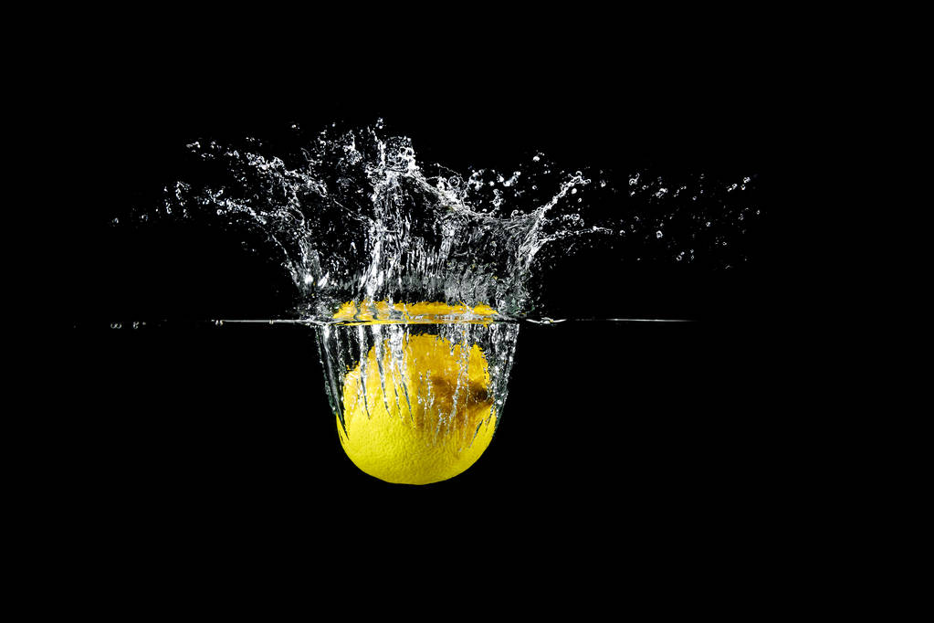 Limão em respingo de água
 - Foto, Imagem