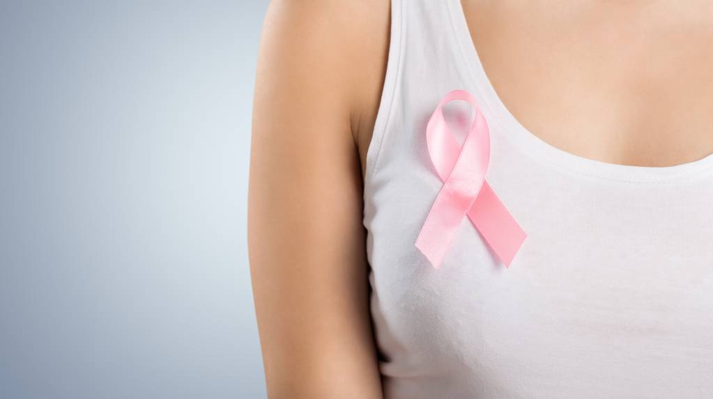  žena prsa s růžový odznak  - Fotografie, Obrázek