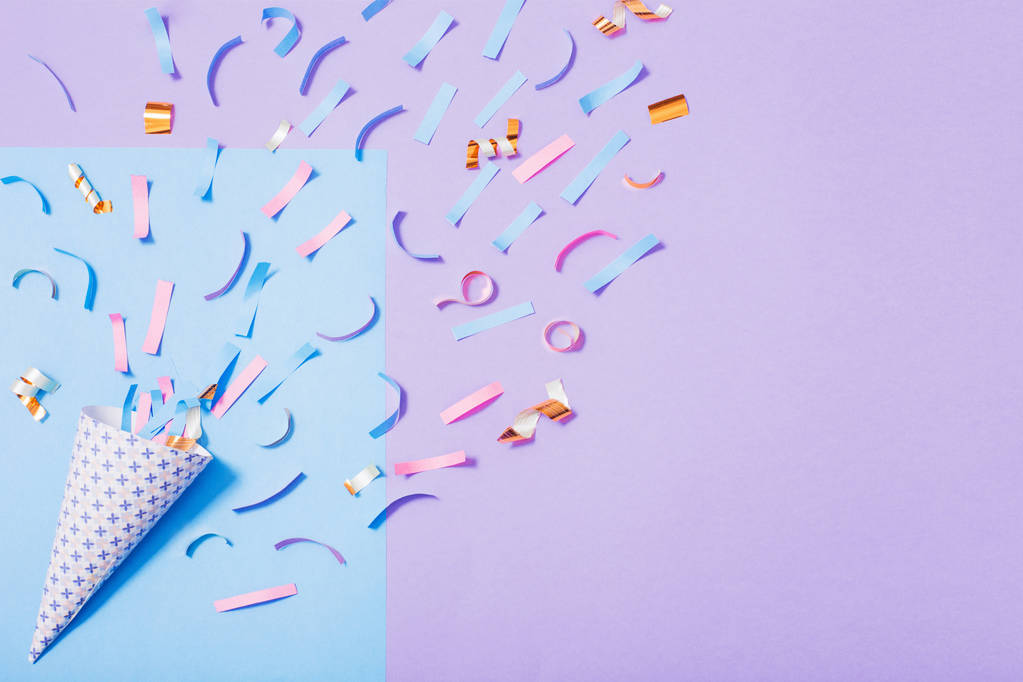 Geburtstagshut mit Konfetti auf Papierhintergrund - Foto, Bild