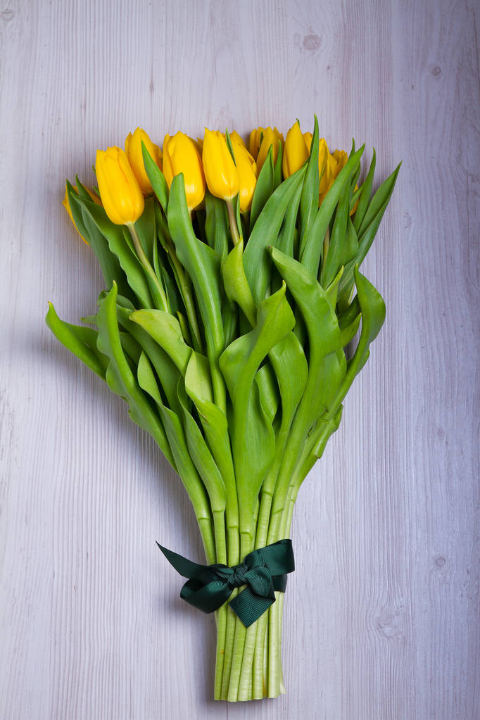 Bouquet di fiori di tulipani primaverili su sfondo bianco in legno. Vista dall'alto, in alto, piatto
 - Foto, immagini