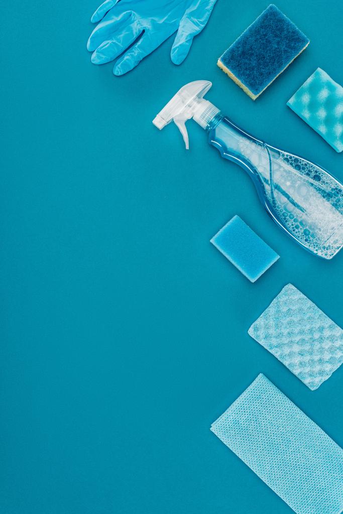 洗浄スポンジと青に分離された洗浄用スプレー ボトルのトップ ビュー - 写真・画像