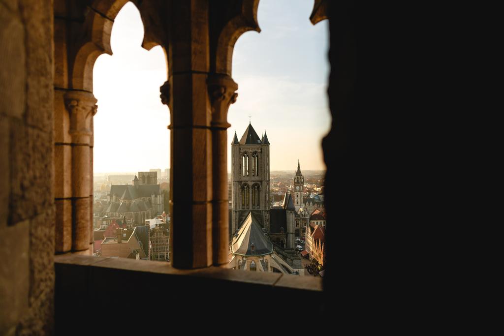 Переглянути через стародавніх вікно на красивий історичний міський пейзаж Гент, Бельгія - Фото, зображення