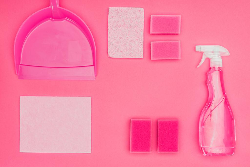 vista superior de las esponjas de lavado, cucharada y botella de spray aislado en rosa
 - Foto, Imagen